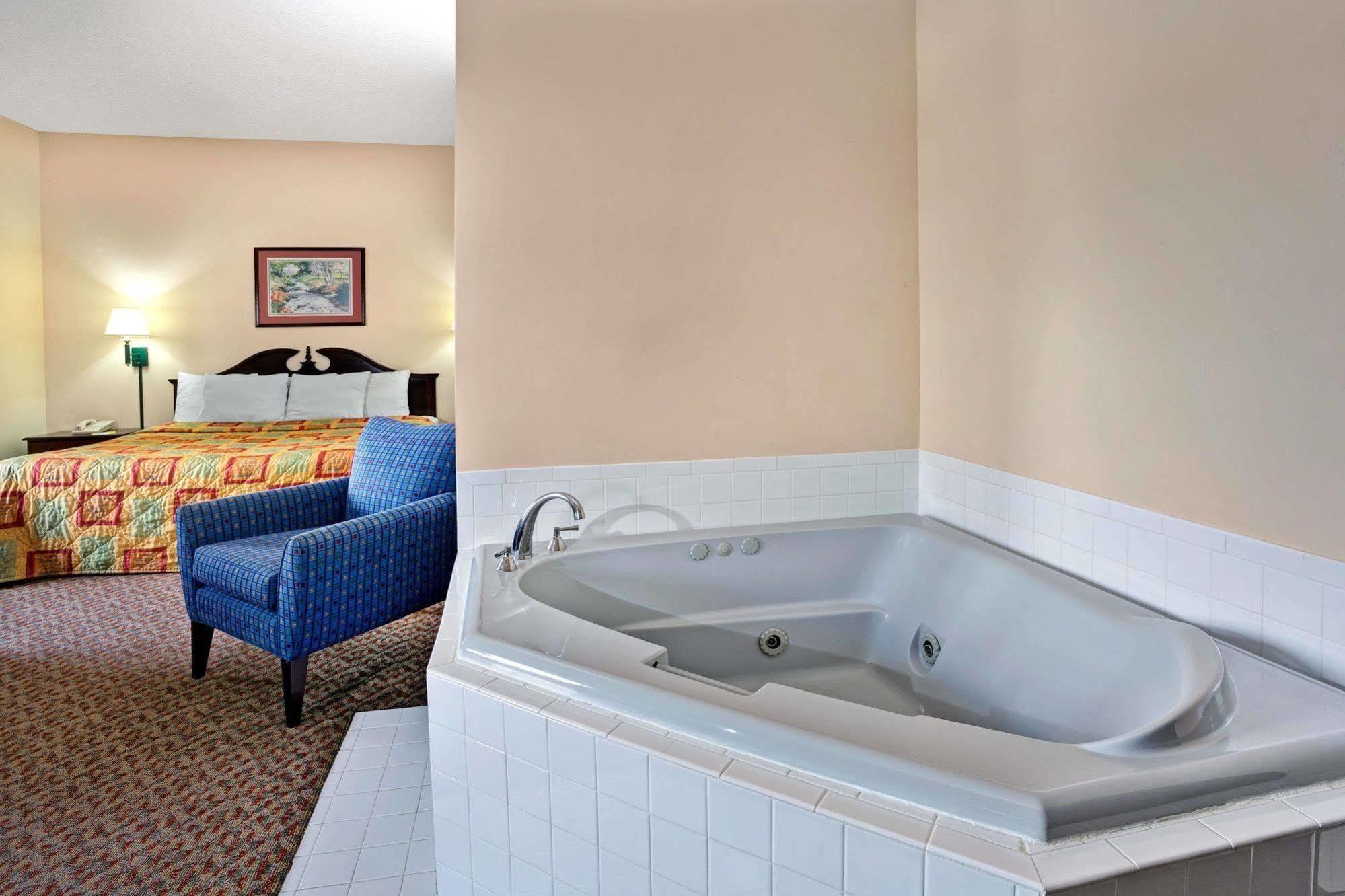 Days Inn - Chapel Hill Eksteriør billede