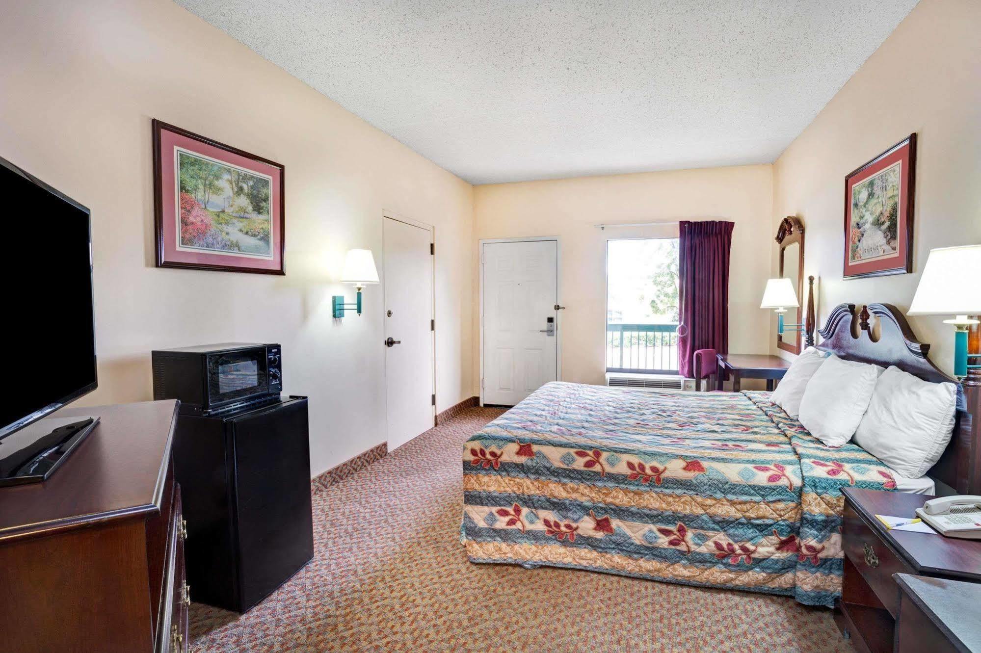 Days Inn - Chapel Hill Eksteriør billede