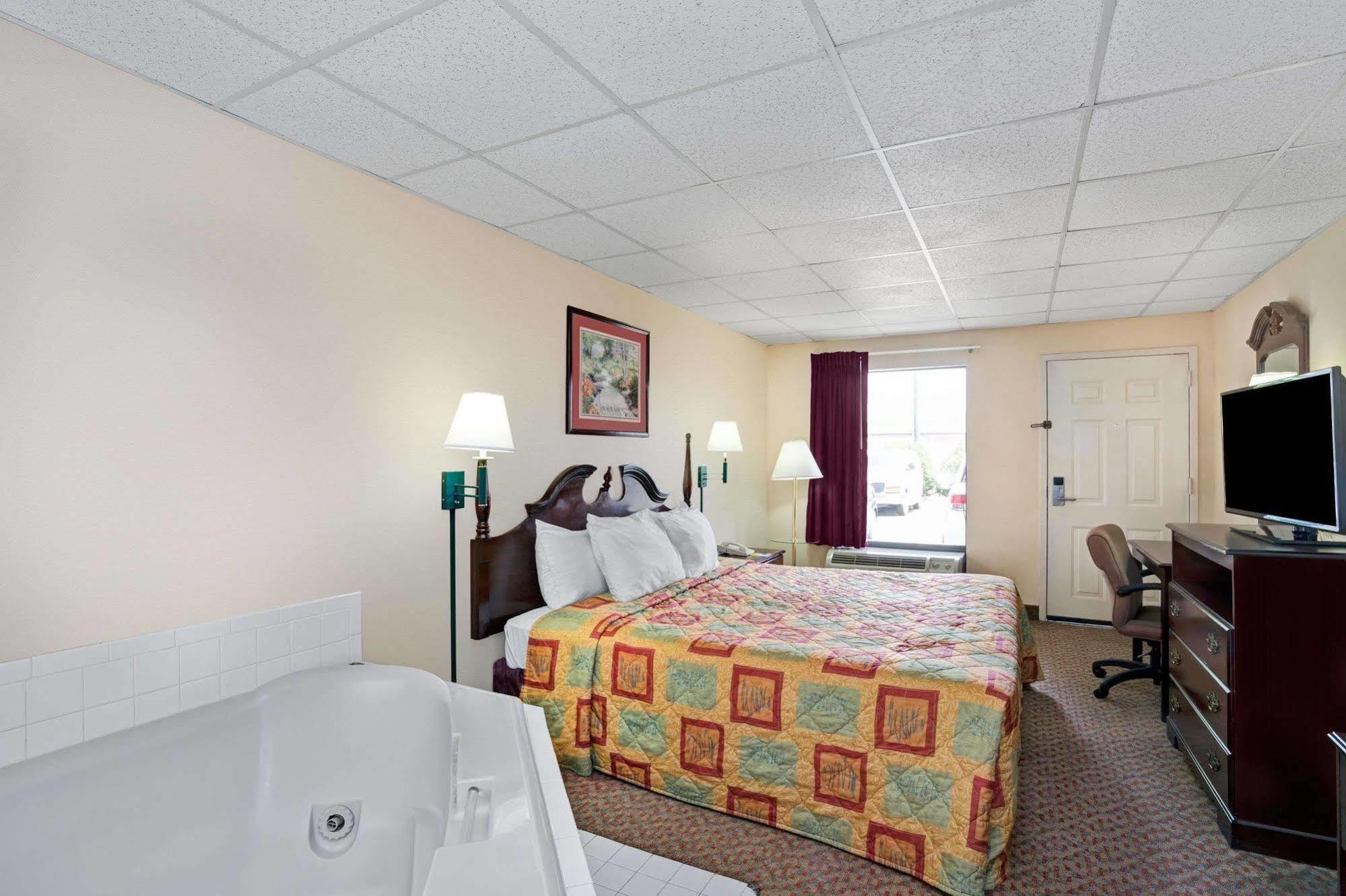 Days Inn - Chapel Hill Eksteriør billede